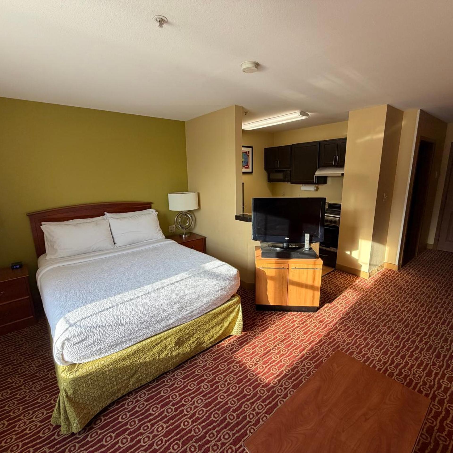 Efficiency, Queen Bed, Accessible