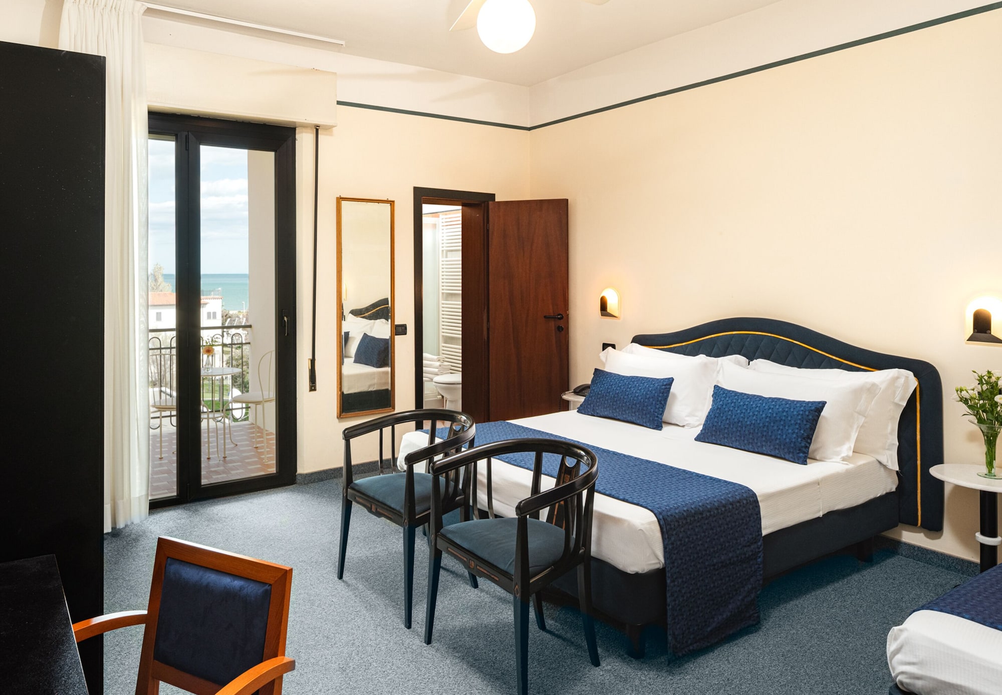 DELUXE, TRIPLE, SEA VIEW