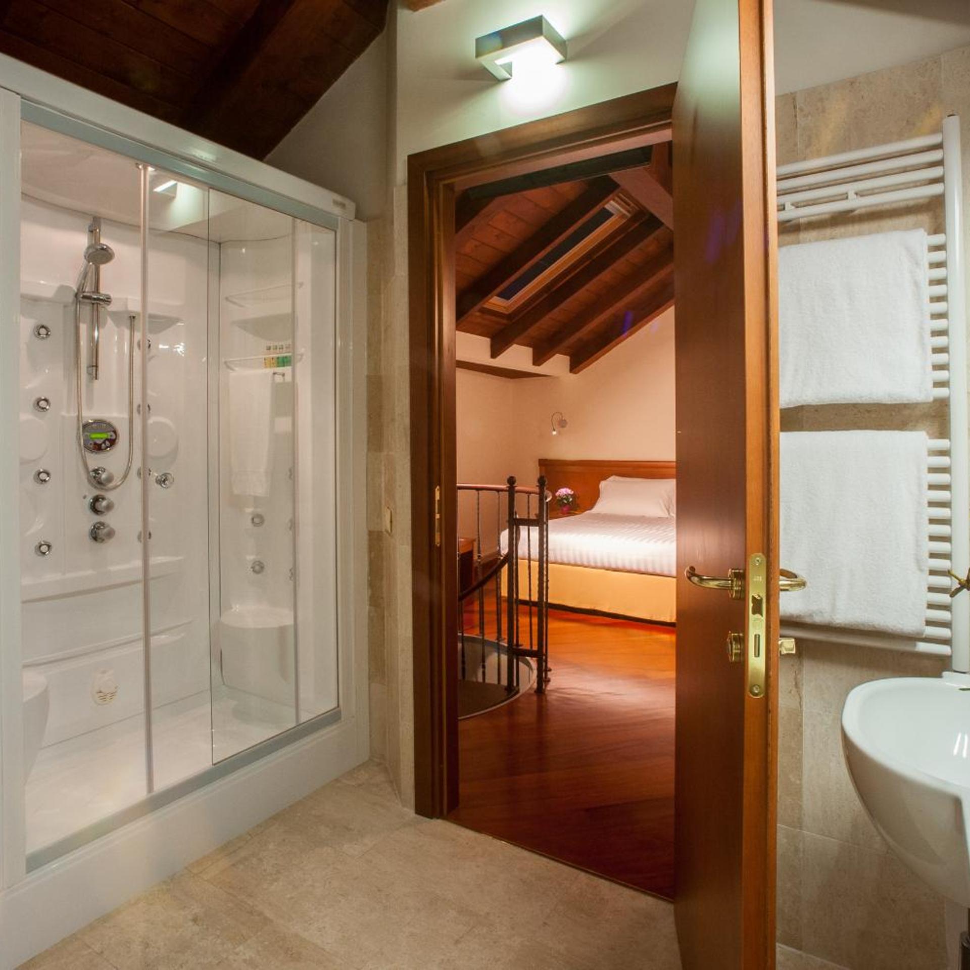 جناح جونيور بسرير كينج، Hotel Flora 3/4