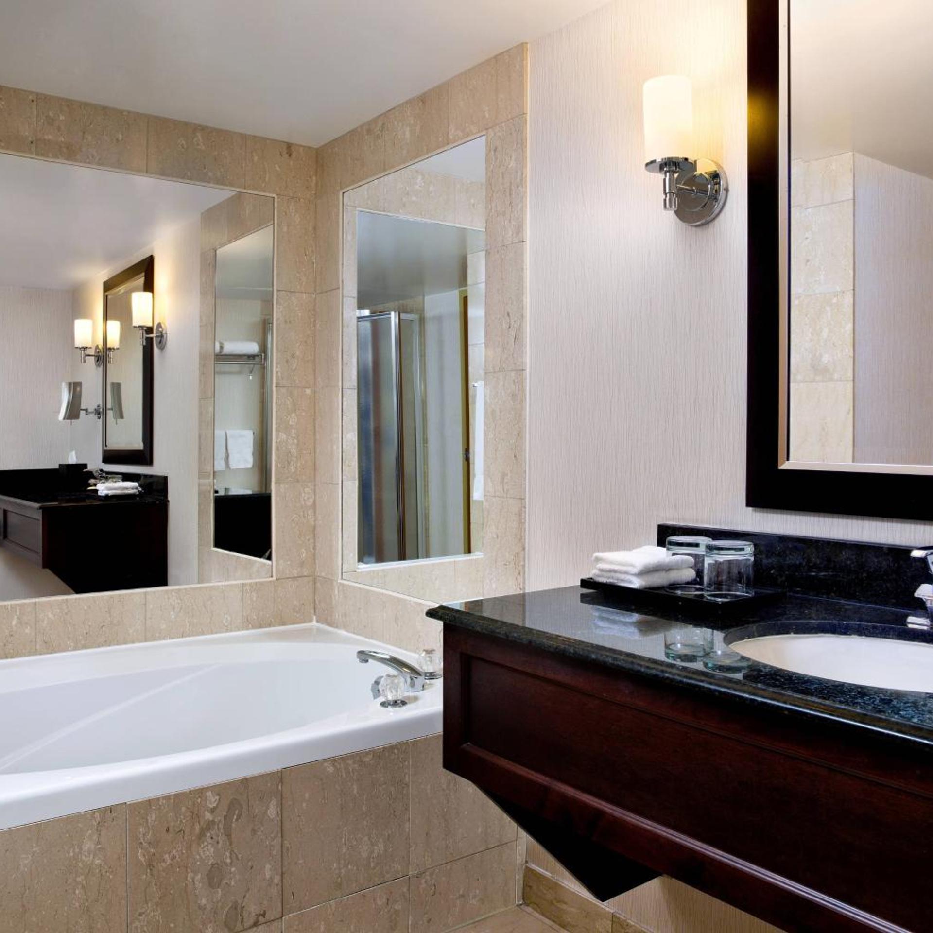 Guest Room, King Bed, Falls View, Hot Tub، Sheraton Fallsview Hotel 5/5