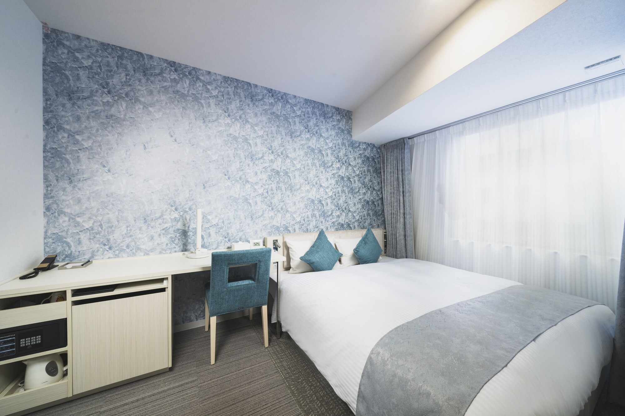 Universal, Queen Bed