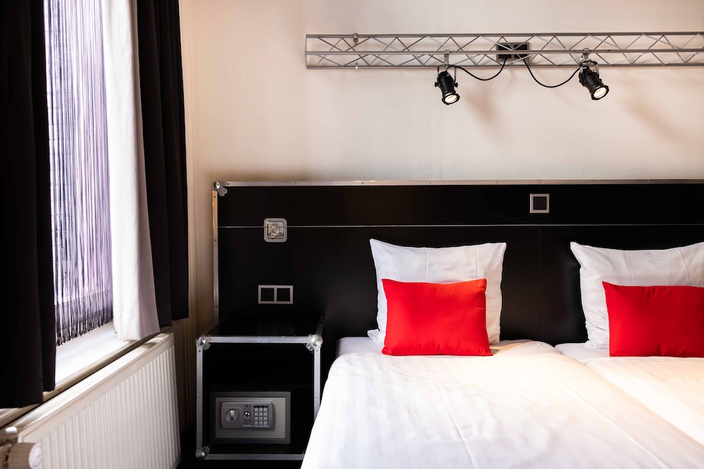 STANDARD, TWIN BEDS, PRIVATE BATHROOM