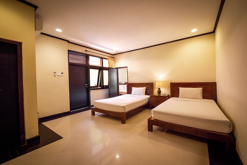 YULIA BEACH INN 22/67