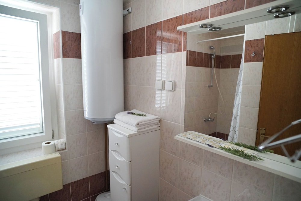 APARTMENTS AND ROOMS DEGRA 46/49