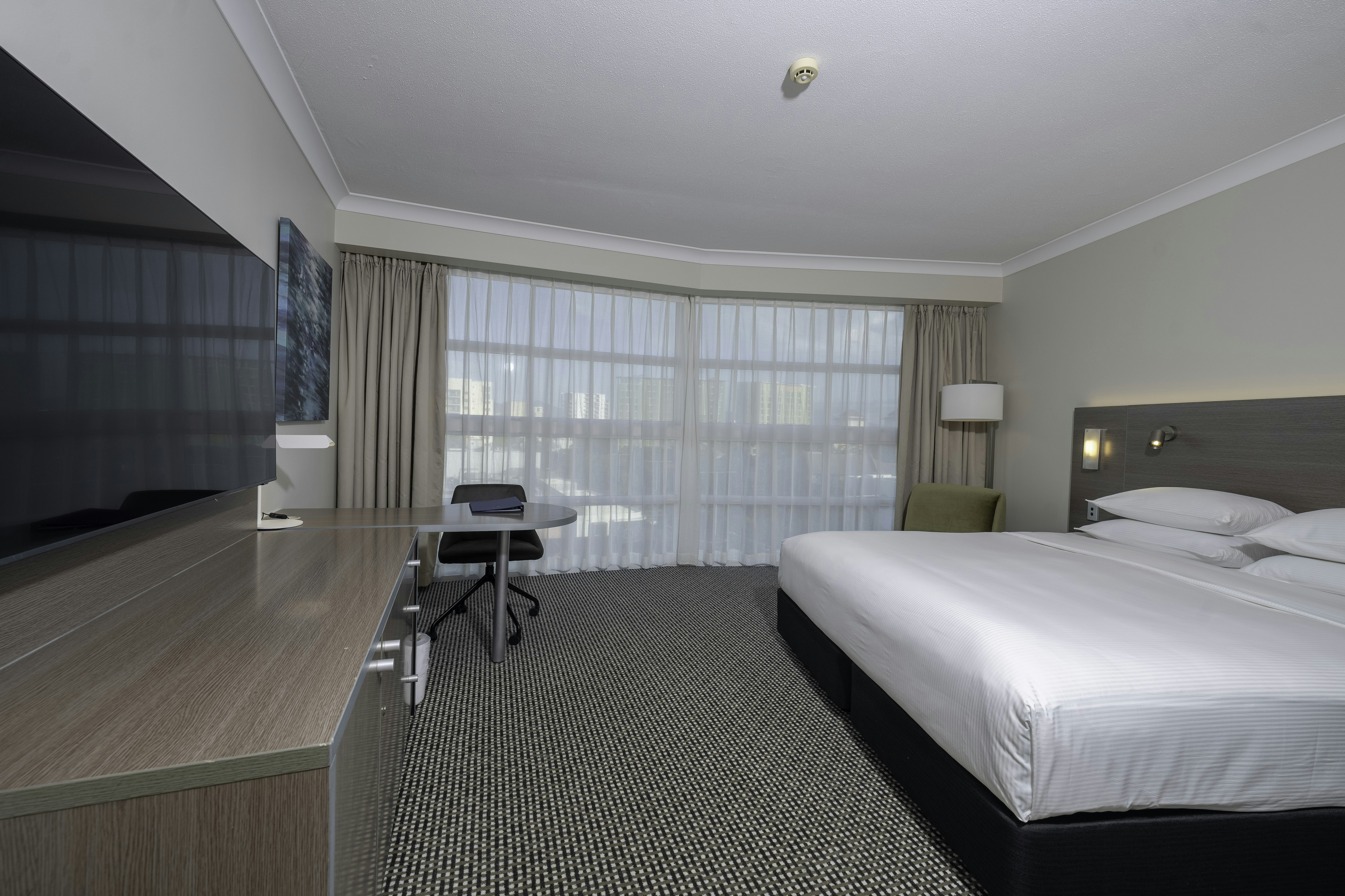 GUEST ROOM, KING BED