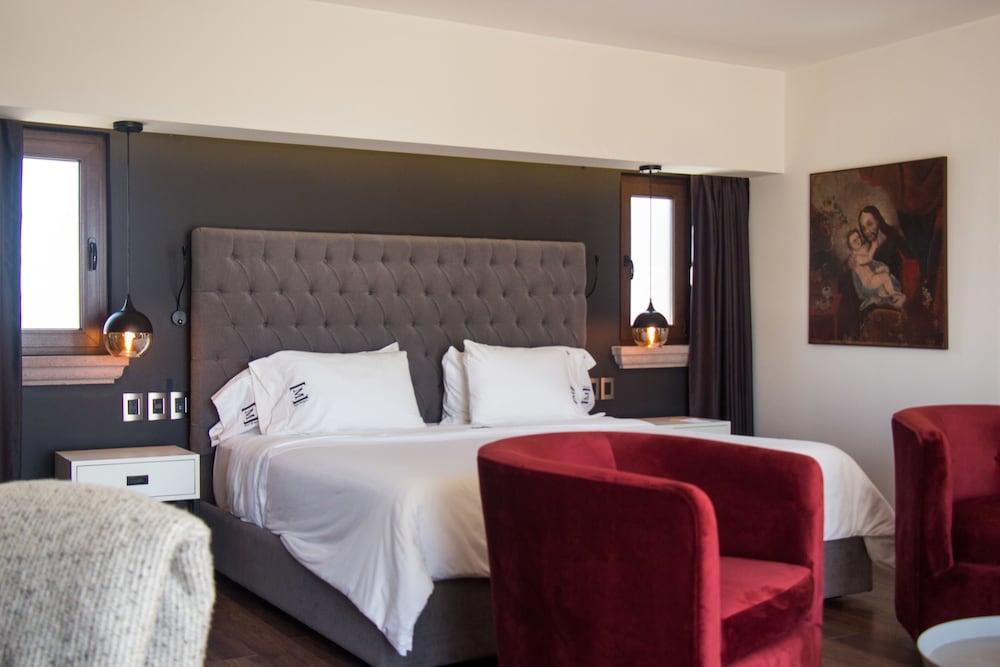 JUNIOR SUITE, KING BED, CITY VIEW, BALCONY