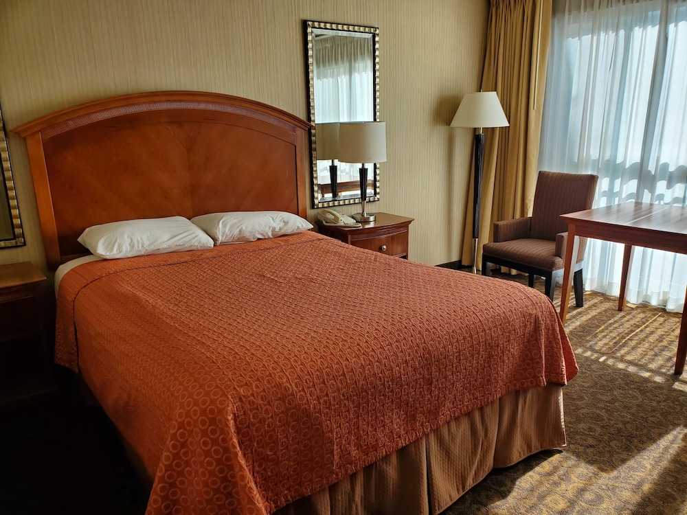 STANDARD, QUEEN BED