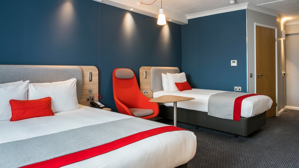 HOLIDAY INN EXPRESS KASSAM STADIUM 37/72