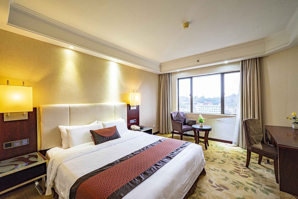 Guangdong Hotel (Sun Yat-sen Memorial Hall Station) 19/73