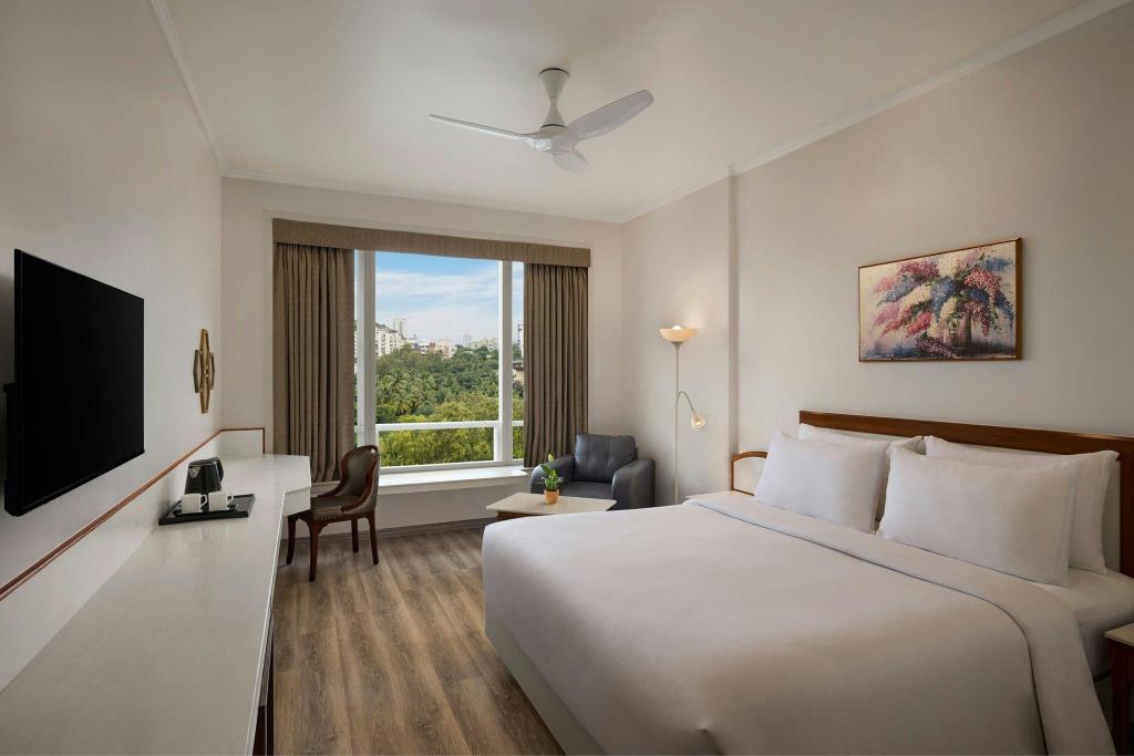 Green, Guest Room, Premium, King Bed, City View