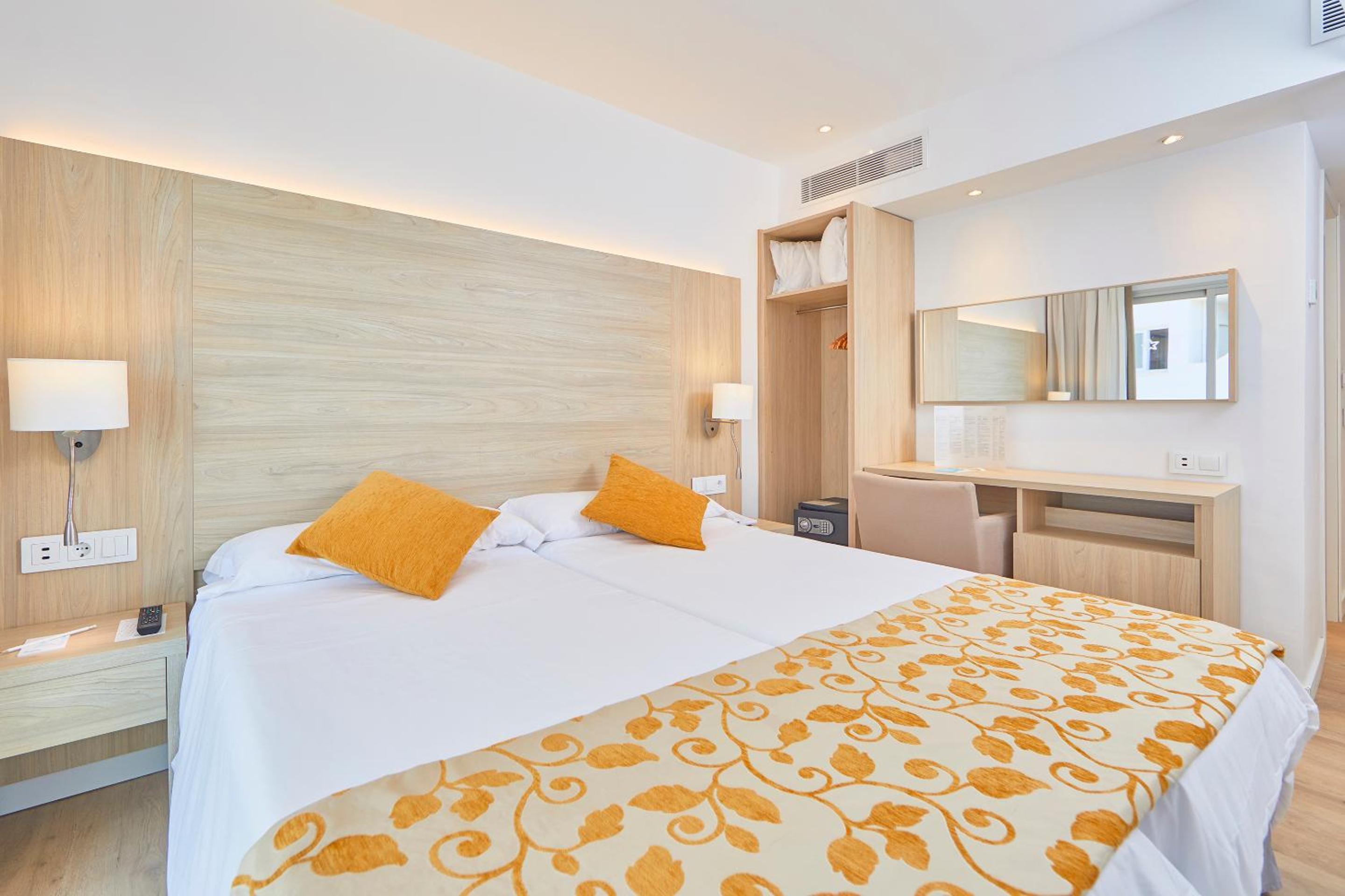 Room, Double Bed, Lateral Side Sea View