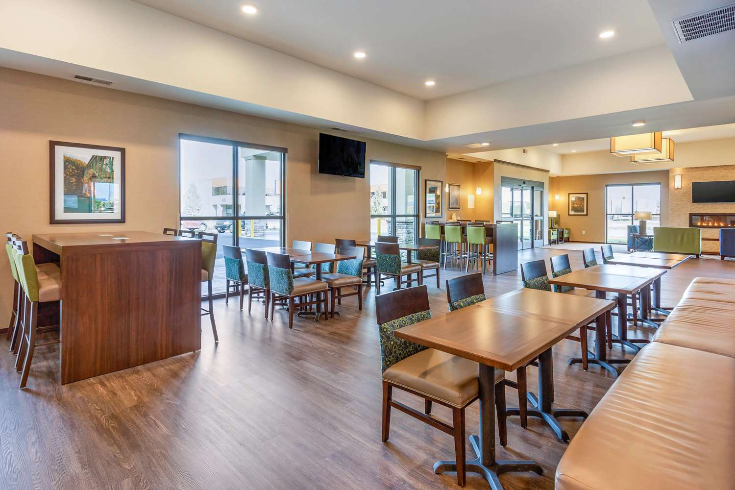 Comfort Suites Burlington Near I-5 28/37