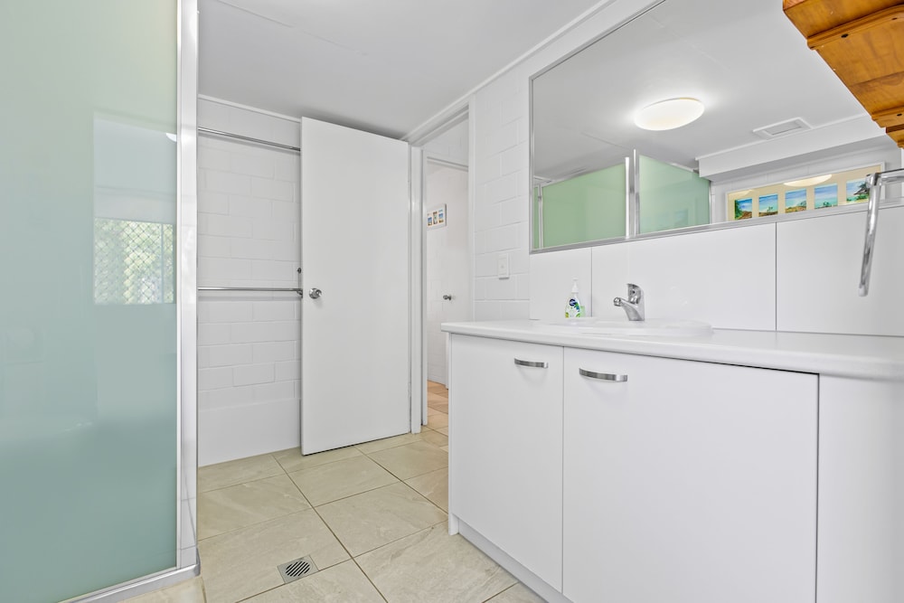 THE ISLANDER HOLIDAY RESORT 48/50