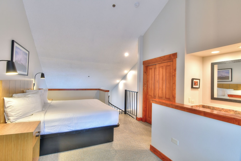 Condo, Plus, Loft, Studio, King Bed, Sofa