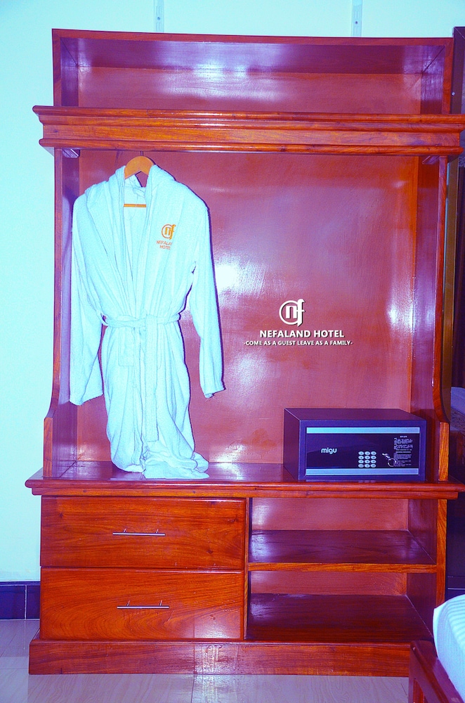 Nefaland Hotel 8/45