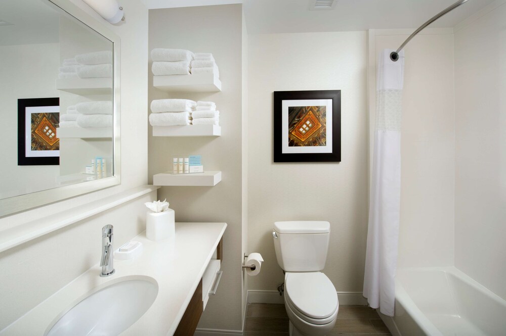 Hampton Inn & Suites Falls Church 10/34