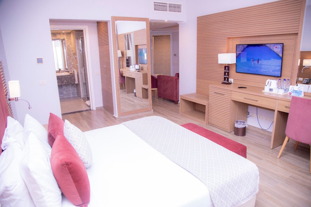 Junior Suite, Queen Bed, 2 Bathrooms, Sofa