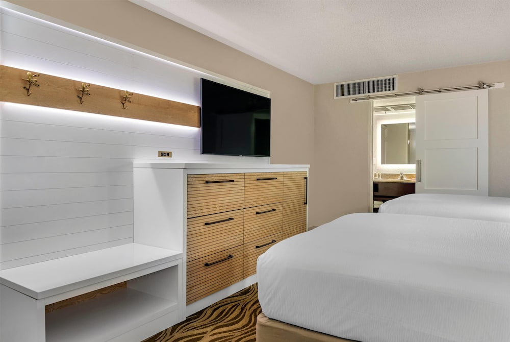 Room, 2 Double Beds, Lake View, Exterior Entrance