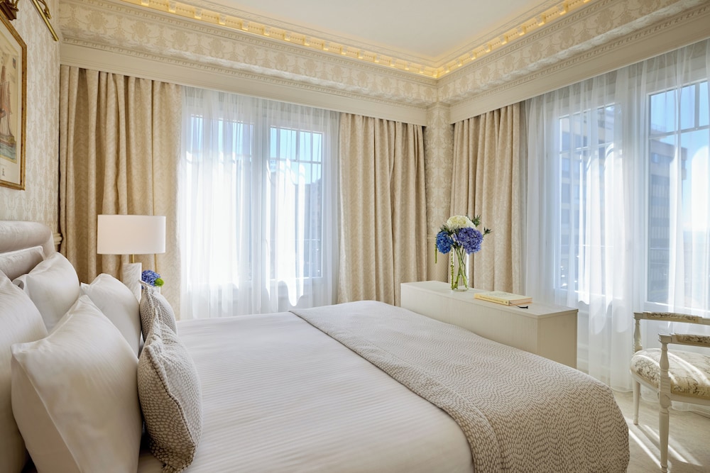 DELUXE, SUITE, KING BED, SEA VIEW, CORNER