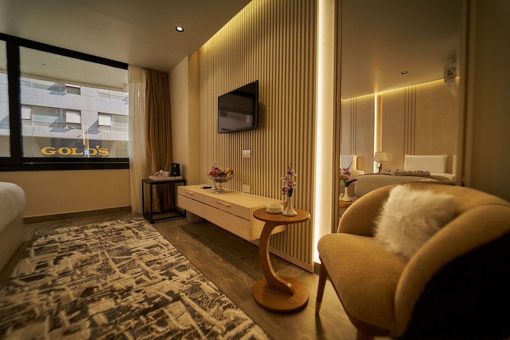 Gold’s Pyramids Hotel 35/42