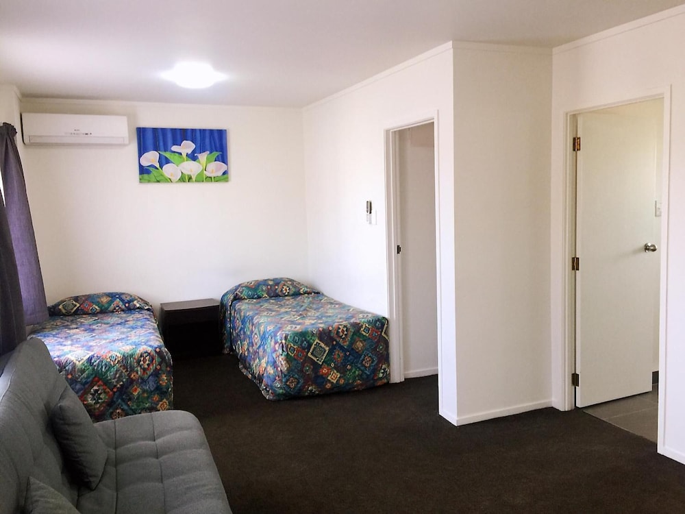 Grosvenor Motor Inn 21/50