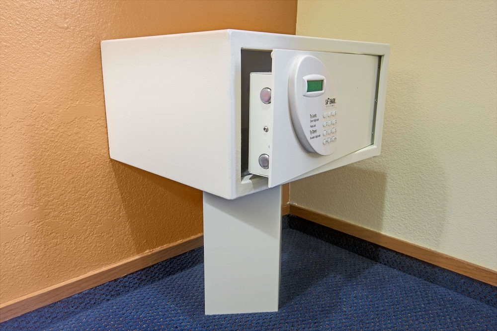 Super 8 by Wyndham Lenexa Overland Park/Mall Area 40/70