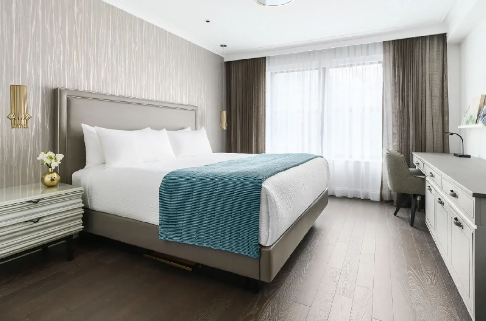 DELUXE, KING BED