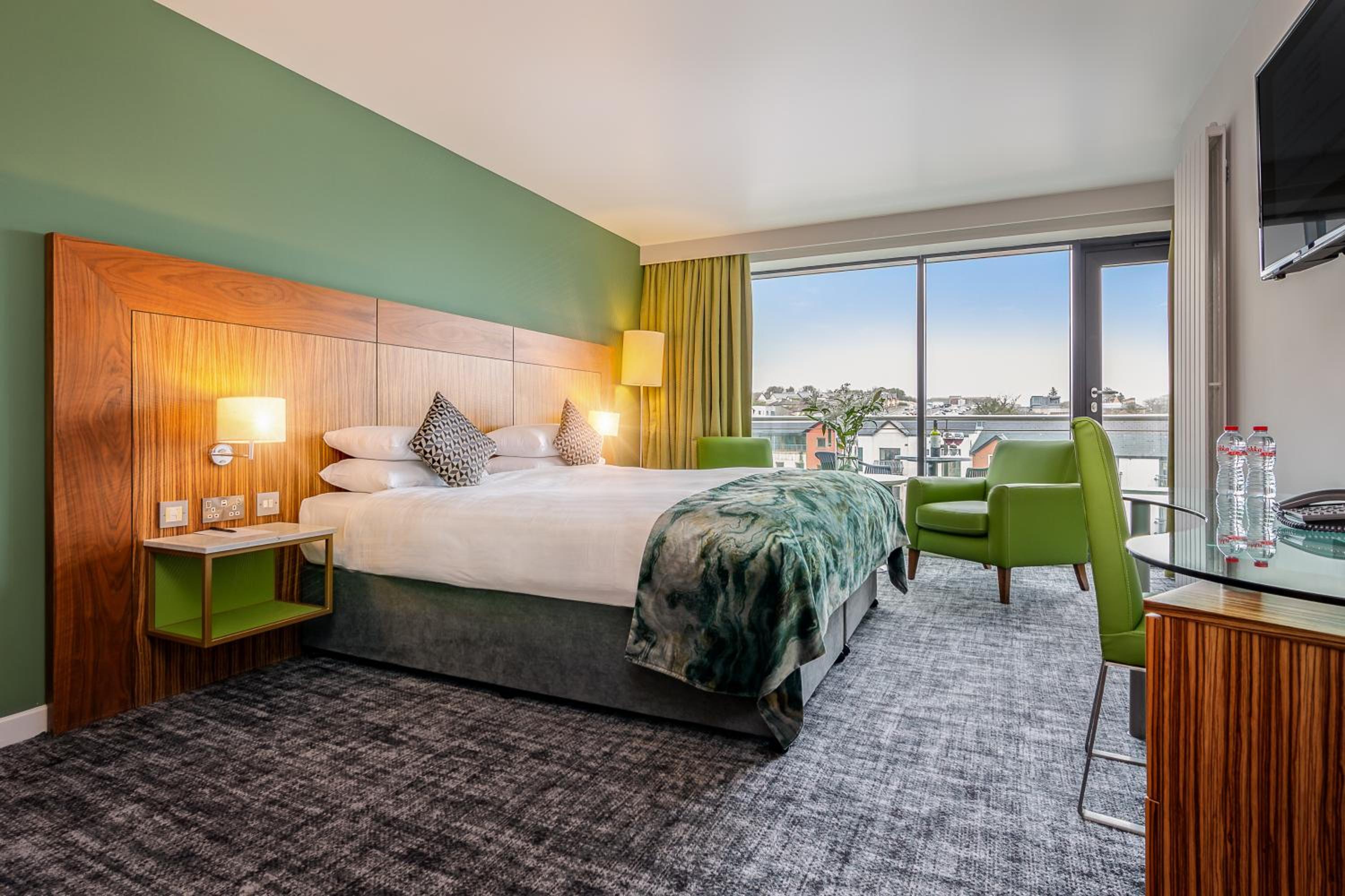 Deluxe, Double Bed, River View, Glasshouse Hotel 2/9