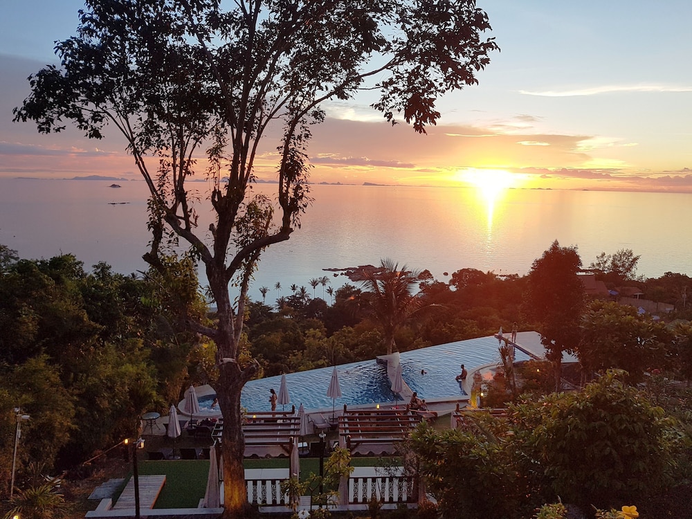 Sunset Hill Boutique Resort 71/77