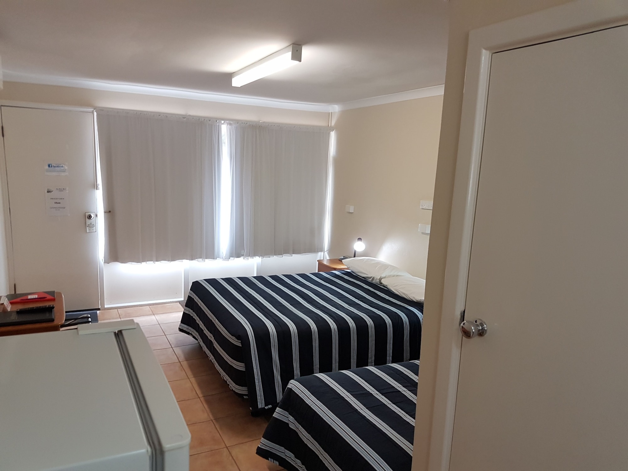 Plus, Classic, Studio, 1 Queen and 1 Single Bed، Emu Point Motel 4/5