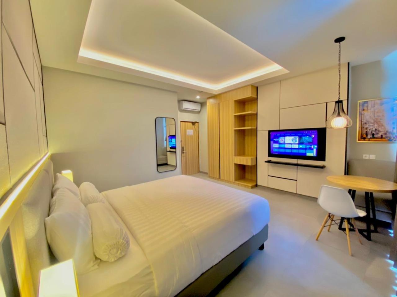 Front One King Hotel Tuban 25/68