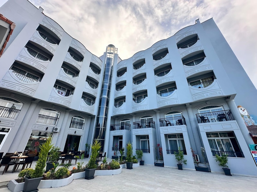 Larissa Inn 4/50