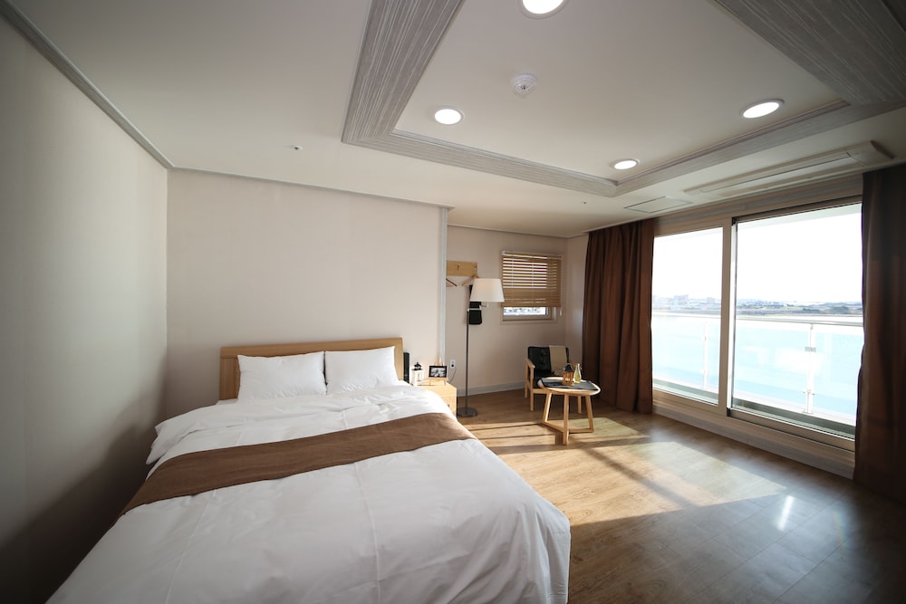 DELUXE, DOUBLE BED, SEA VIEW
