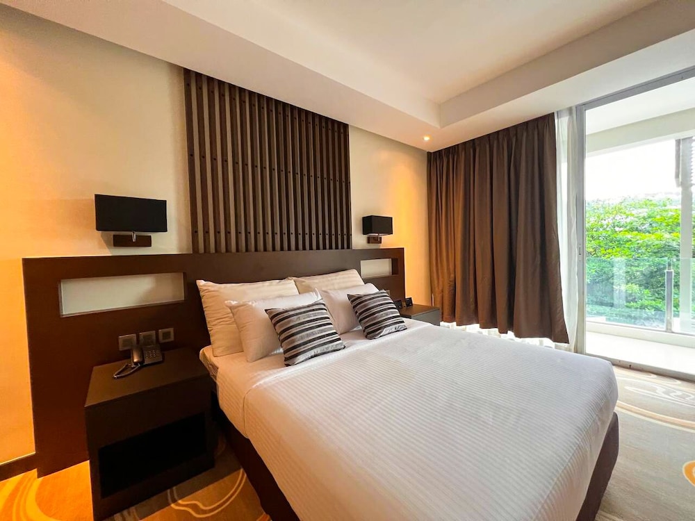 Deluxe, Queen Bed, Hill Side