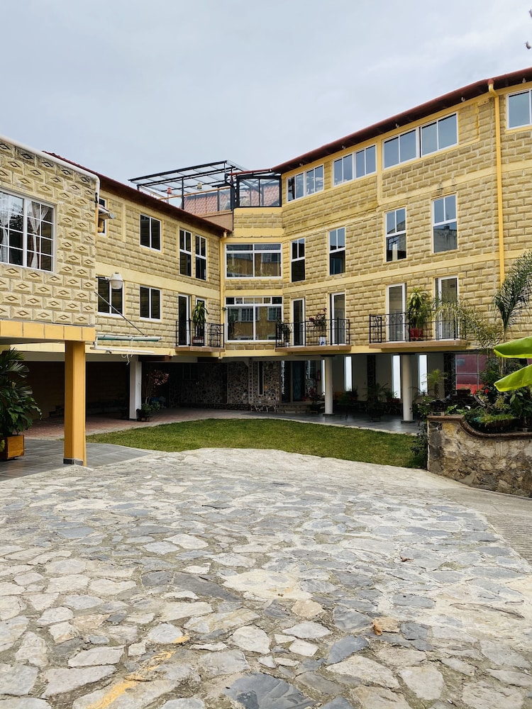Hotel & Suites Cerro Rojo 62/68