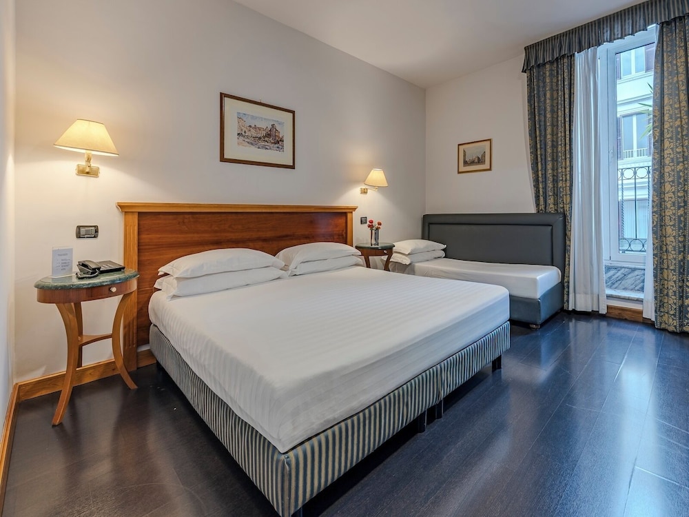 Hotel Diplomatic 43/82