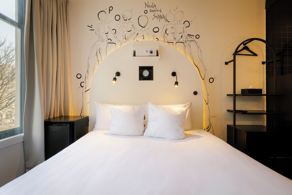 King Bed, Canal View, by the Canal