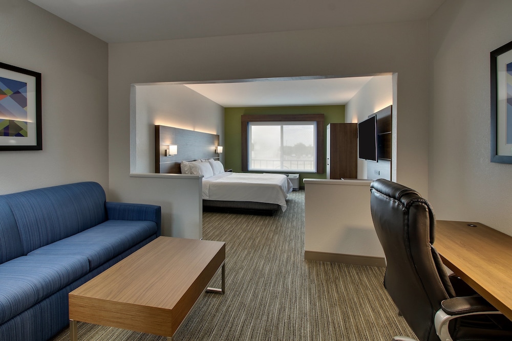 Holiday Inn Express & Suites Chicago North-Waukegan-Gurnee 32/50