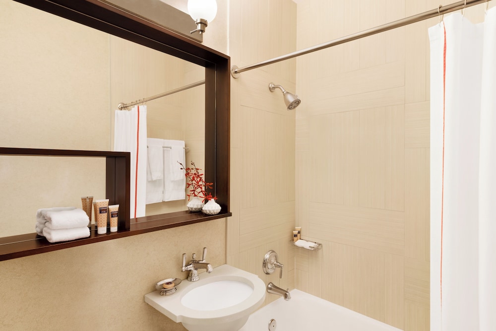 1 Bedroom, Suite, King Bed, Lake View, Sofa