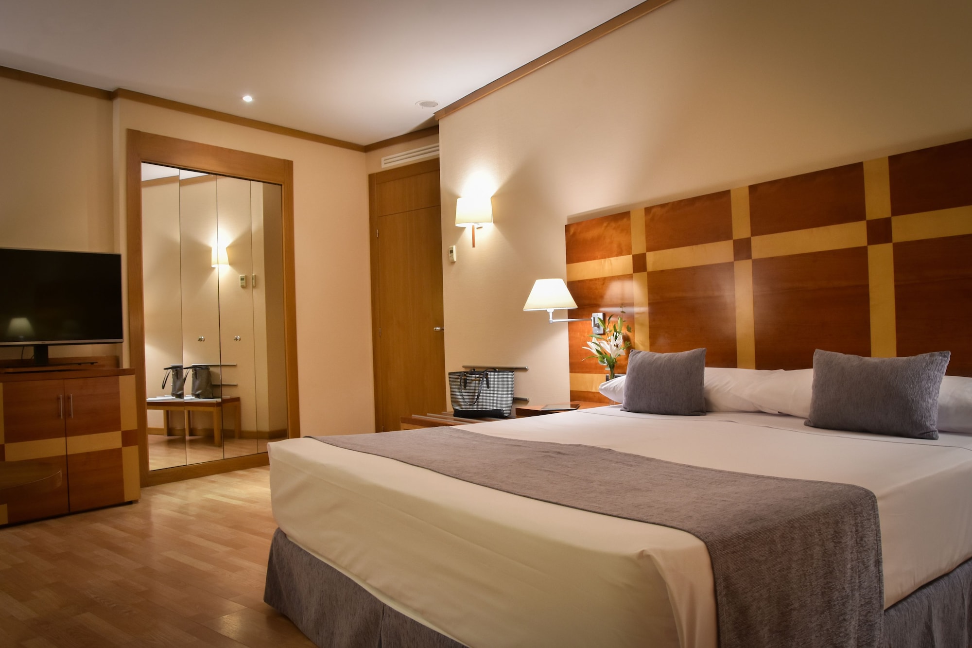 ROOM, KING BED
