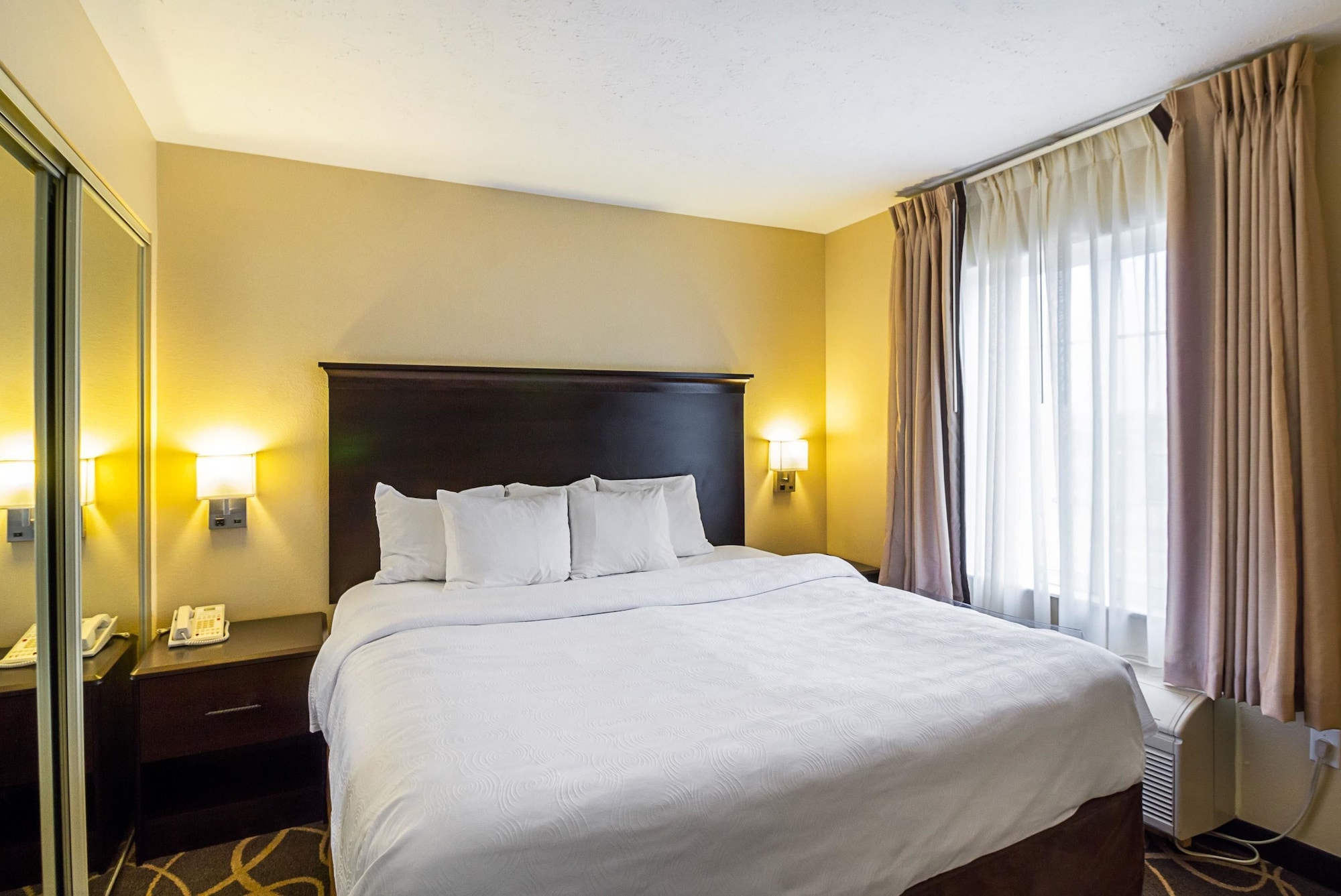 جناح بسرير كينج مع أريكة لذوي الإعاقة، MainStay Suites Fargo - I-94 Medical Center 3/6