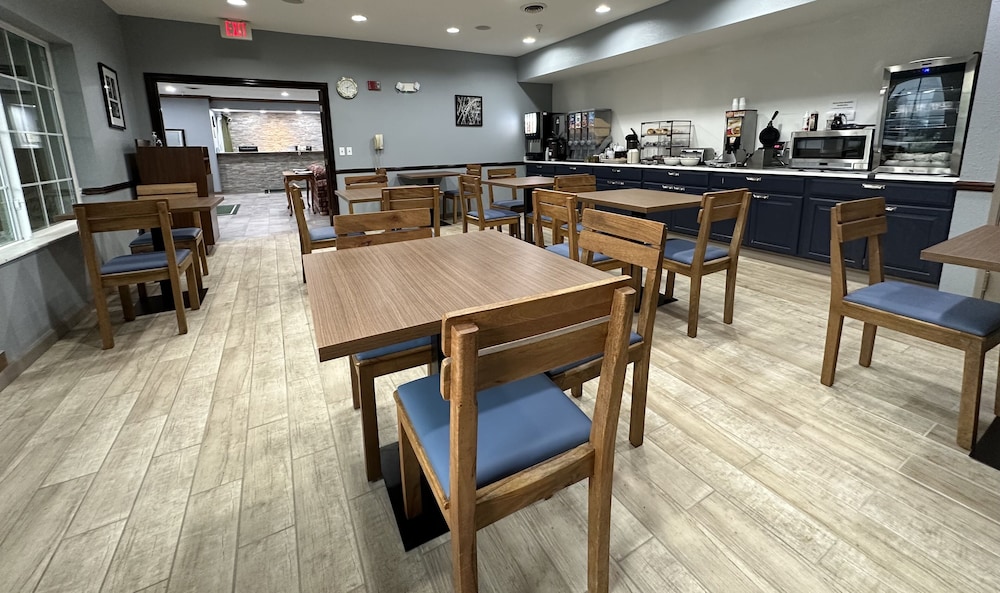 AmericInn by Wyndham Galesburg 44/59