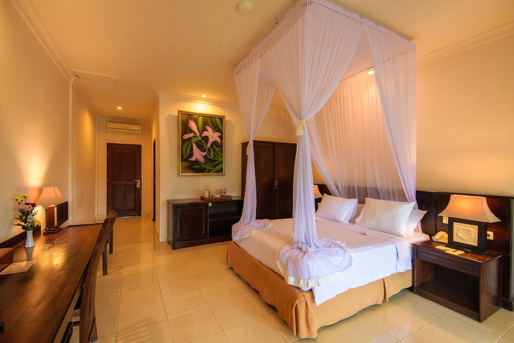 DELUXE, DOUBLE OR TWIN BED