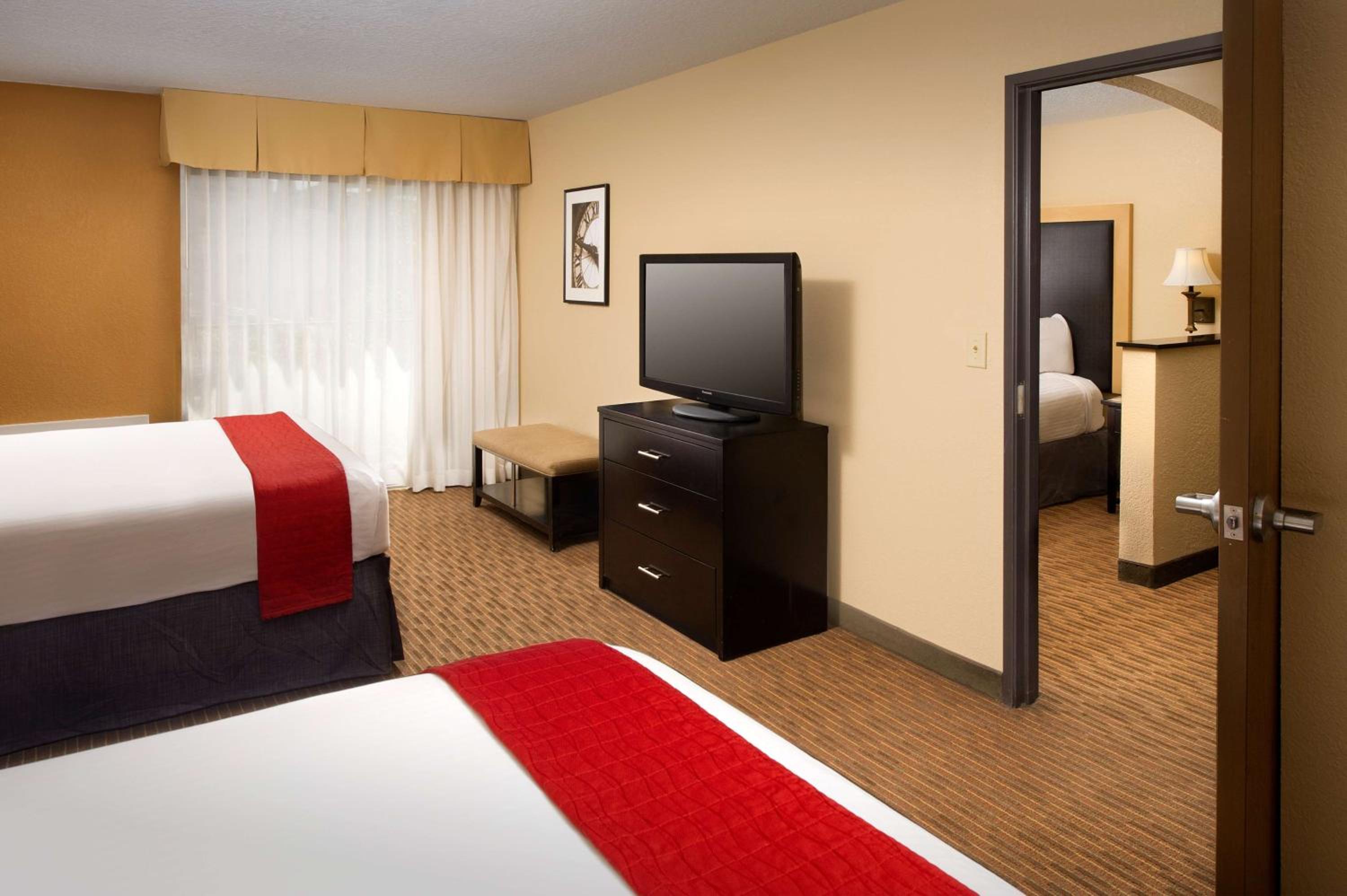 جناح بسريرين كوين وسرير كوين مع أريكة، Best Western Alamo Suites 2/5