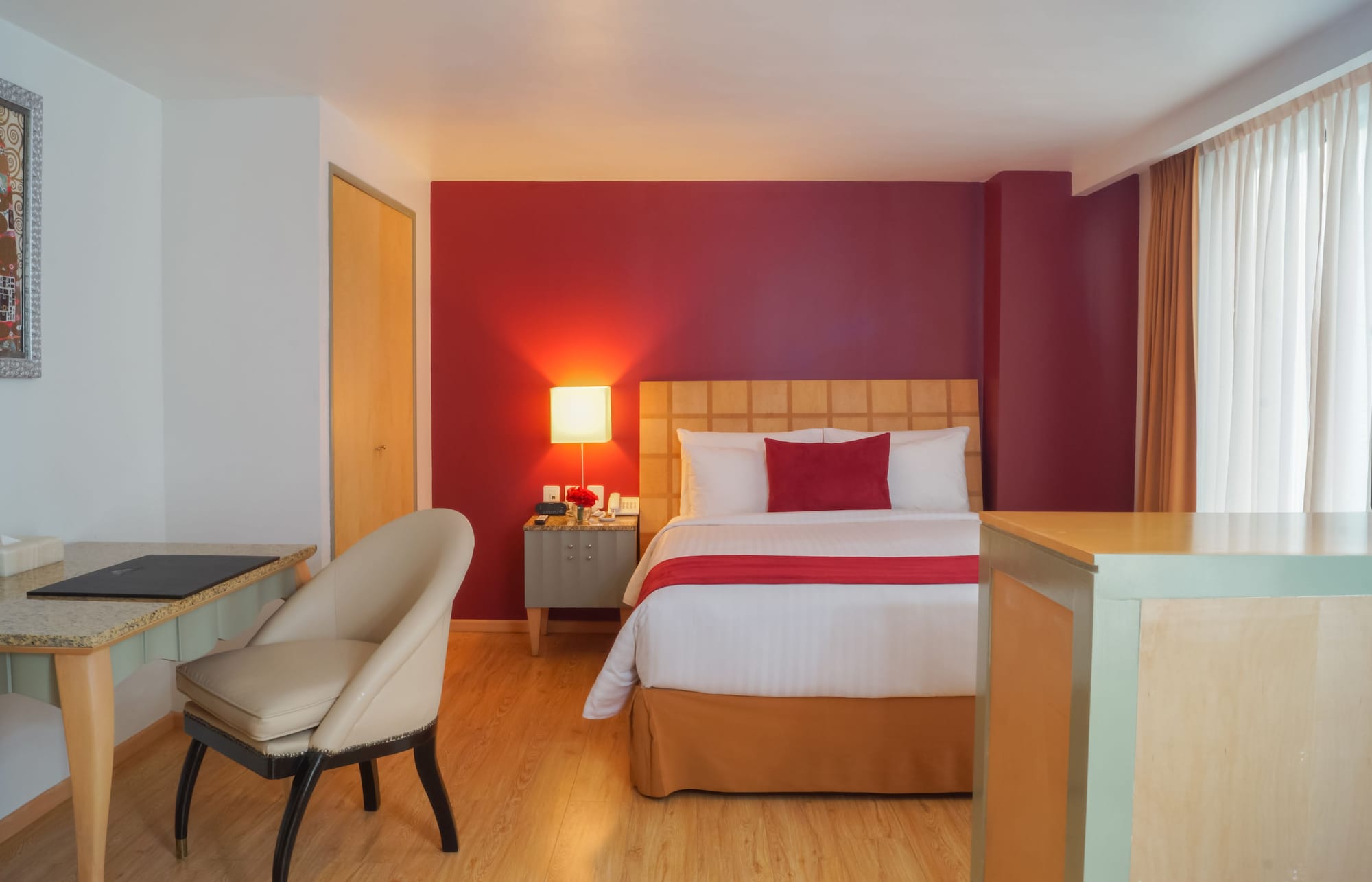MASTER, SUITE, QUEEN BED, INTERIOR VIEW