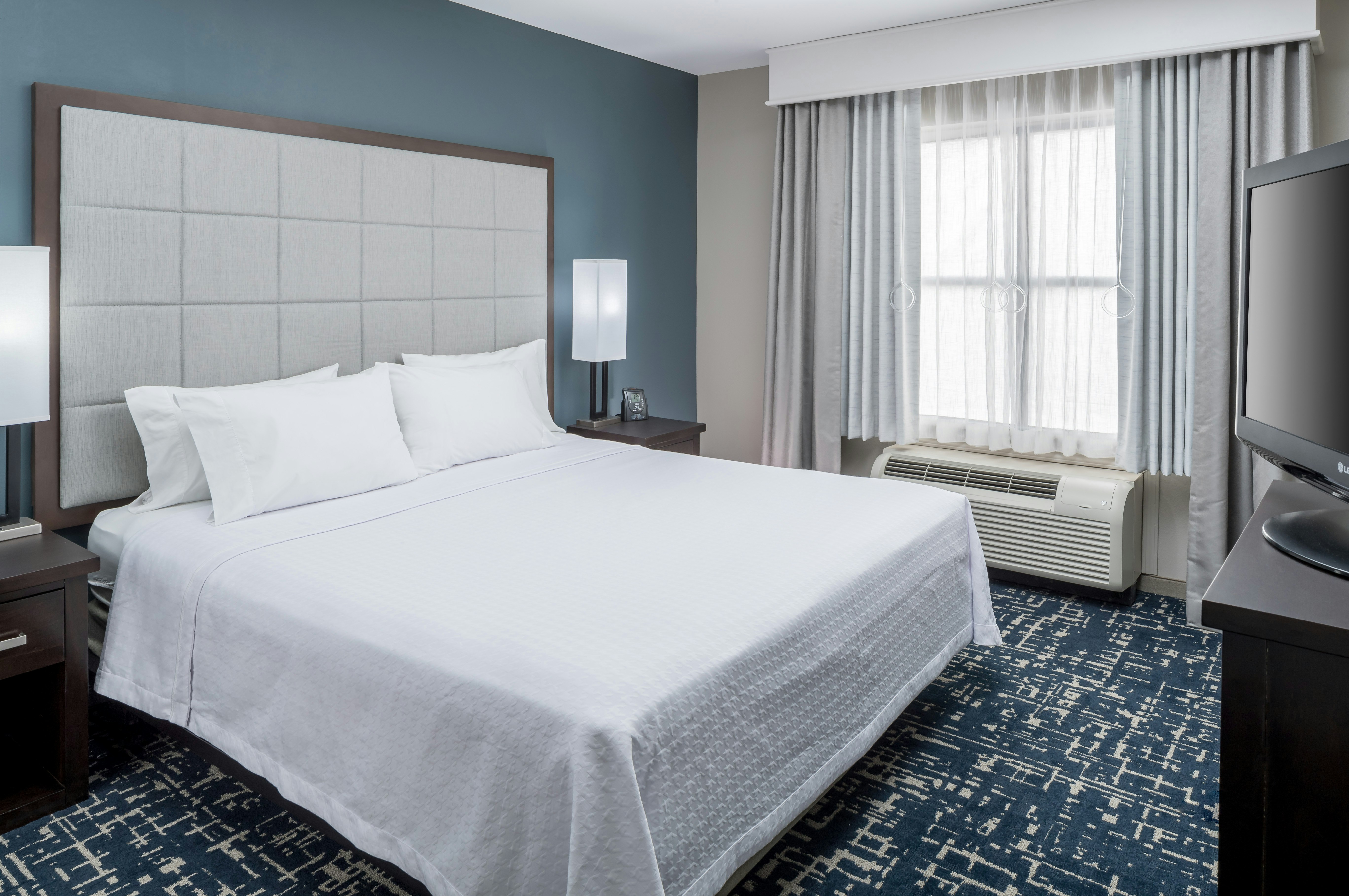 SUITE, KING BED, ACCESSIBLE