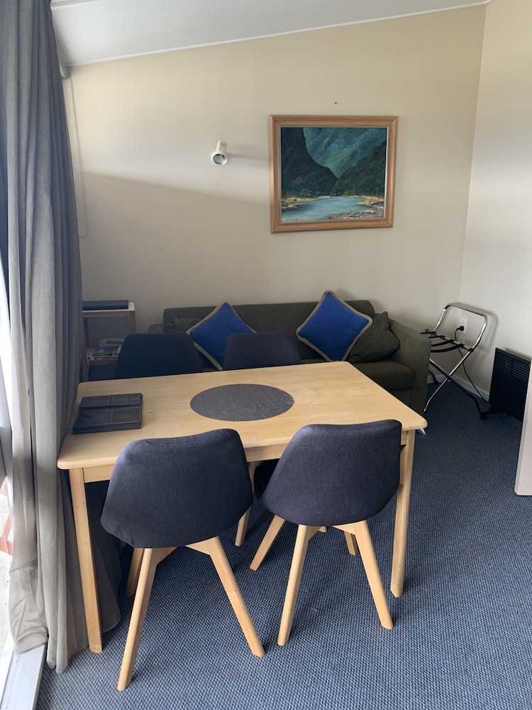 MANAPOURI LAKEVIEW MOTOR INN 42/69