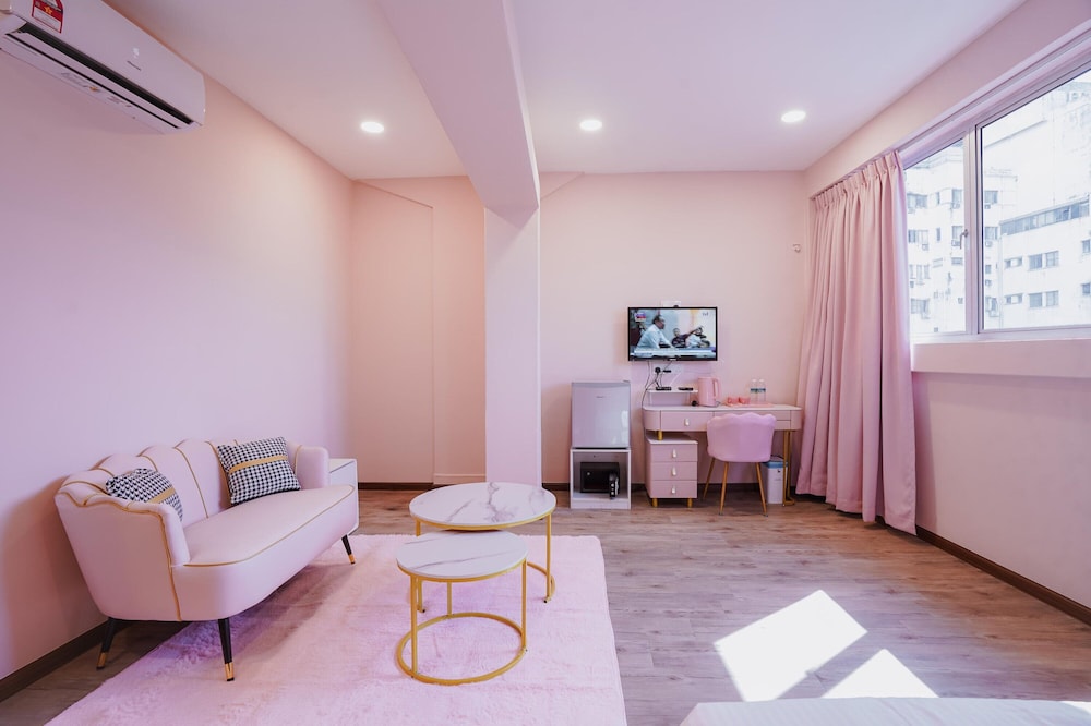 Pink Cabana Hotel 62/78