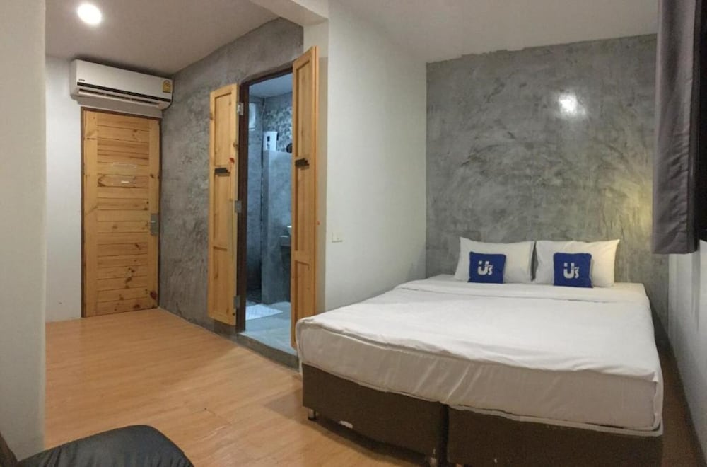 DELUXE, KING BED, PRIVATE BATHROOM