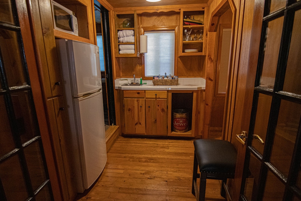 Anchor Inn Resort 35/50